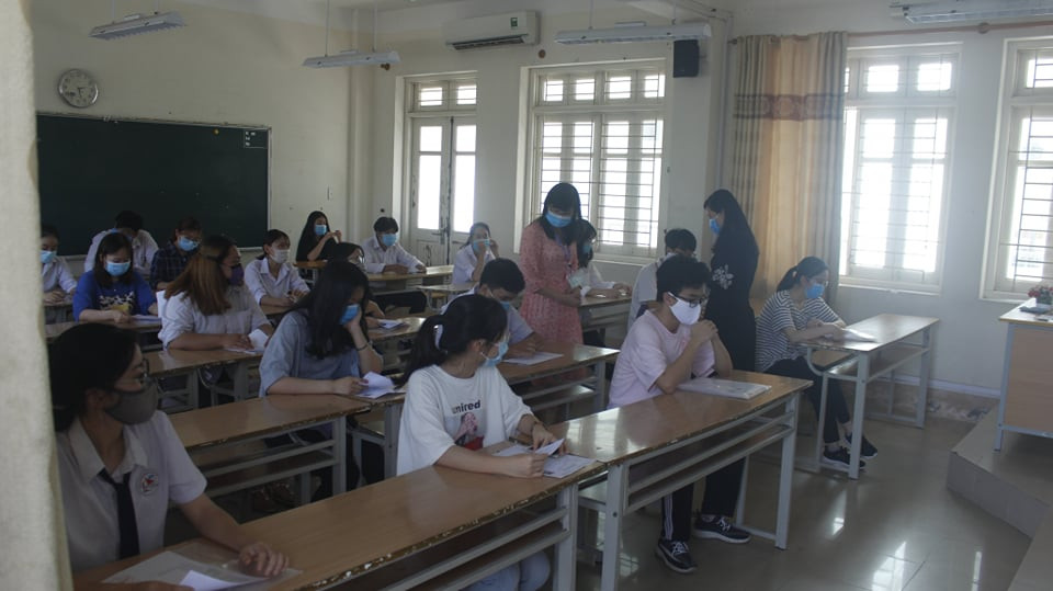 Gần 900.000 sỹ tử khẩu trang kín bưng làm thủ tục thi tốt nghiệp THPT ảnh 41