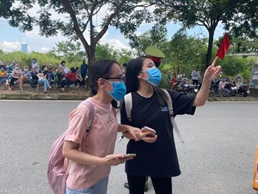 Gần 900.000 sỹ tử khẩu trang kín bưng làm thủ tục thi tốt nghiệp THPT ảnh 70