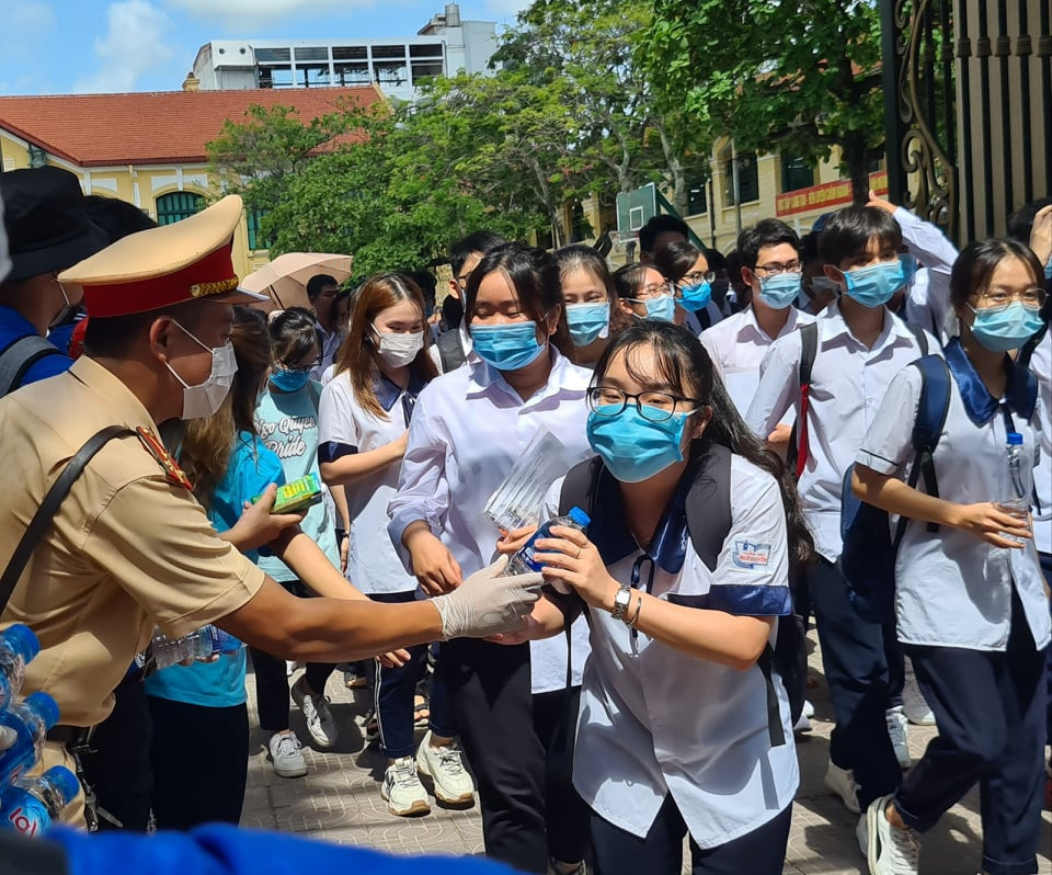 Gần 900.000 sỹ tử chính thức vượt vũ môn: Cập nhật giải đề môn Ngữ Văn THPT ảnh 19