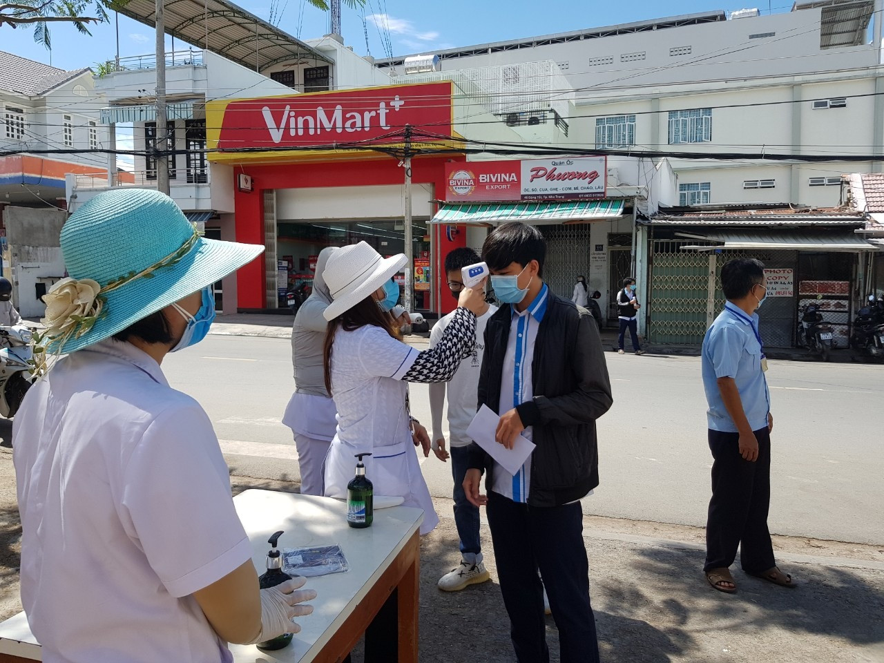 Gần 900.000 sỹ tử khẩu trang kín bưng làm thủ tục thi tốt nghiệp THPT ảnh 37