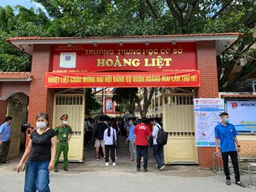 Gần 900.000 sỹ tử khẩu trang kín bưng làm thủ tục thi tốt nghiệp THPT ảnh 73