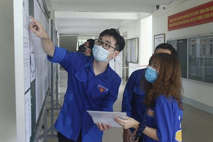 Gần 900.000 sỹ tử khẩu trang kín bưng làm thủ tục thi tốt nghiệp THPT ảnh 40