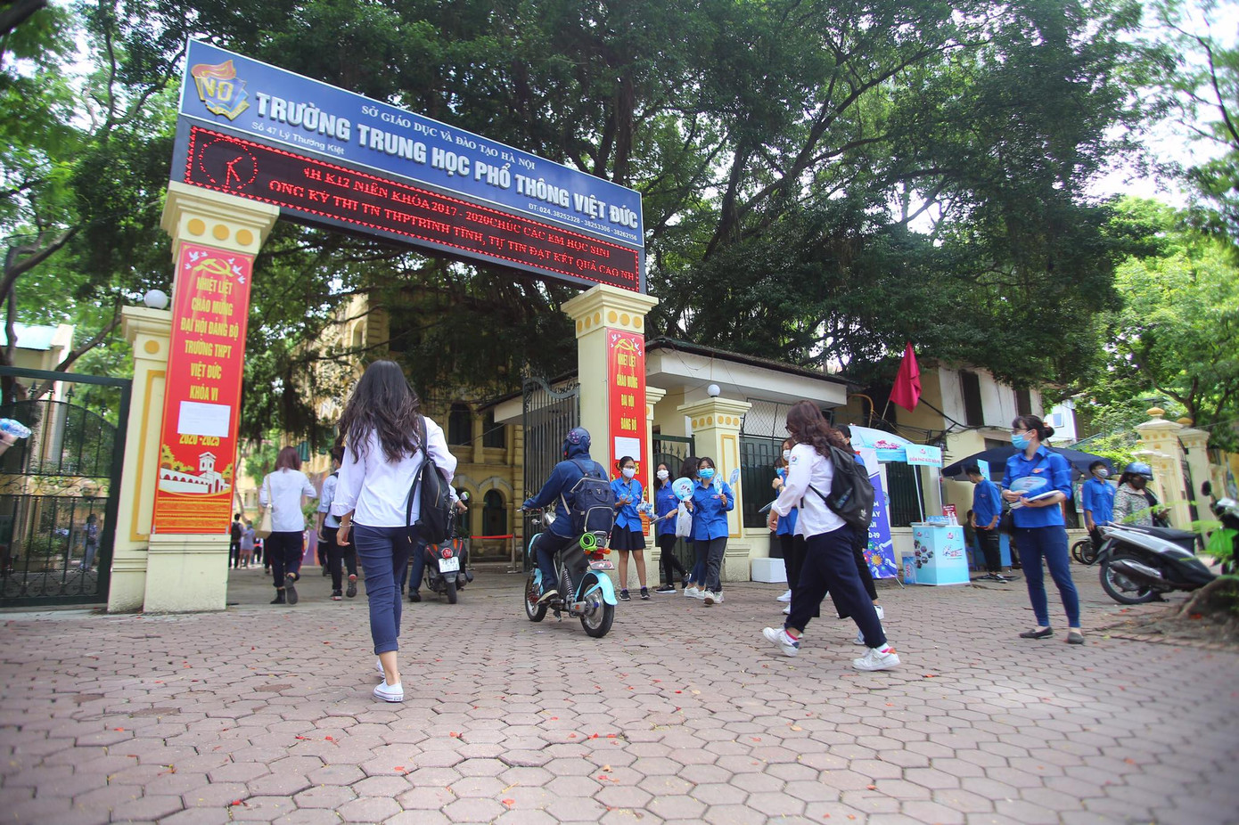 Gần 900.000 sỹ tử khẩu trang kín bưng làm thủ tục thi tốt nghiệp THPT ảnh 81