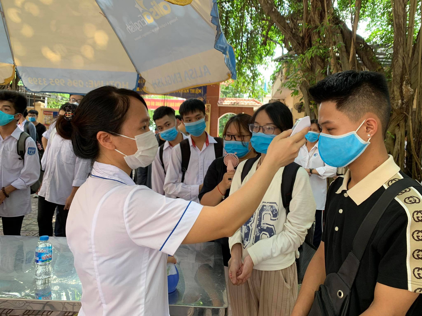 Gần 900.000 sỹ tử khẩu trang kín bưng làm thủ tục thi tốt nghiệp THPT ảnh 75