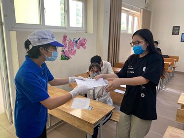 Gần 900.000 sỹ tử khẩu trang kín bưng làm thủ tục thi tốt nghiệp THPT ảnh 58