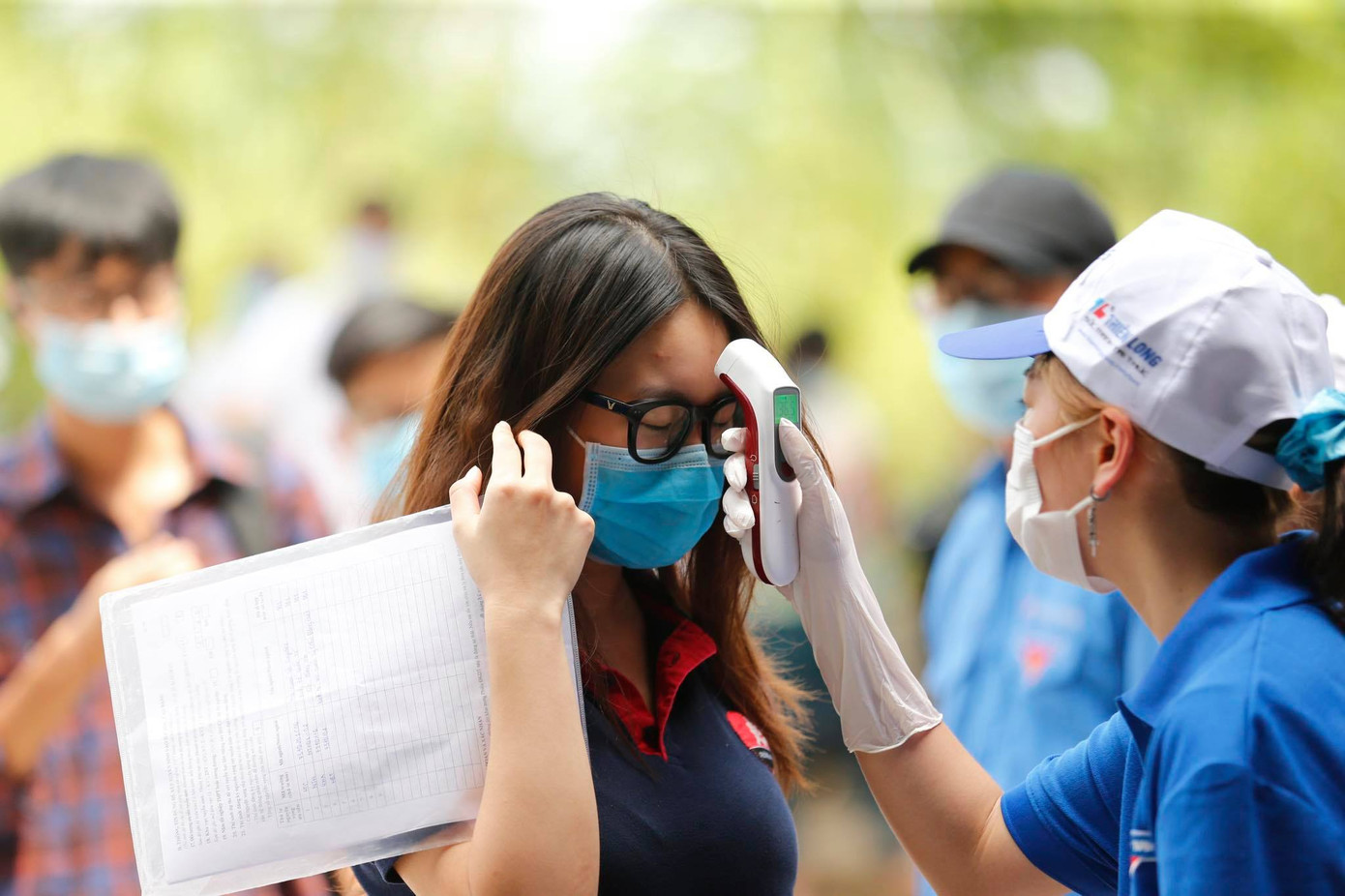 Gần 900.000 sỹ tử khẩu trang kín bưng làm thủ tục thi tốt nghiệp THPT ảnh 55