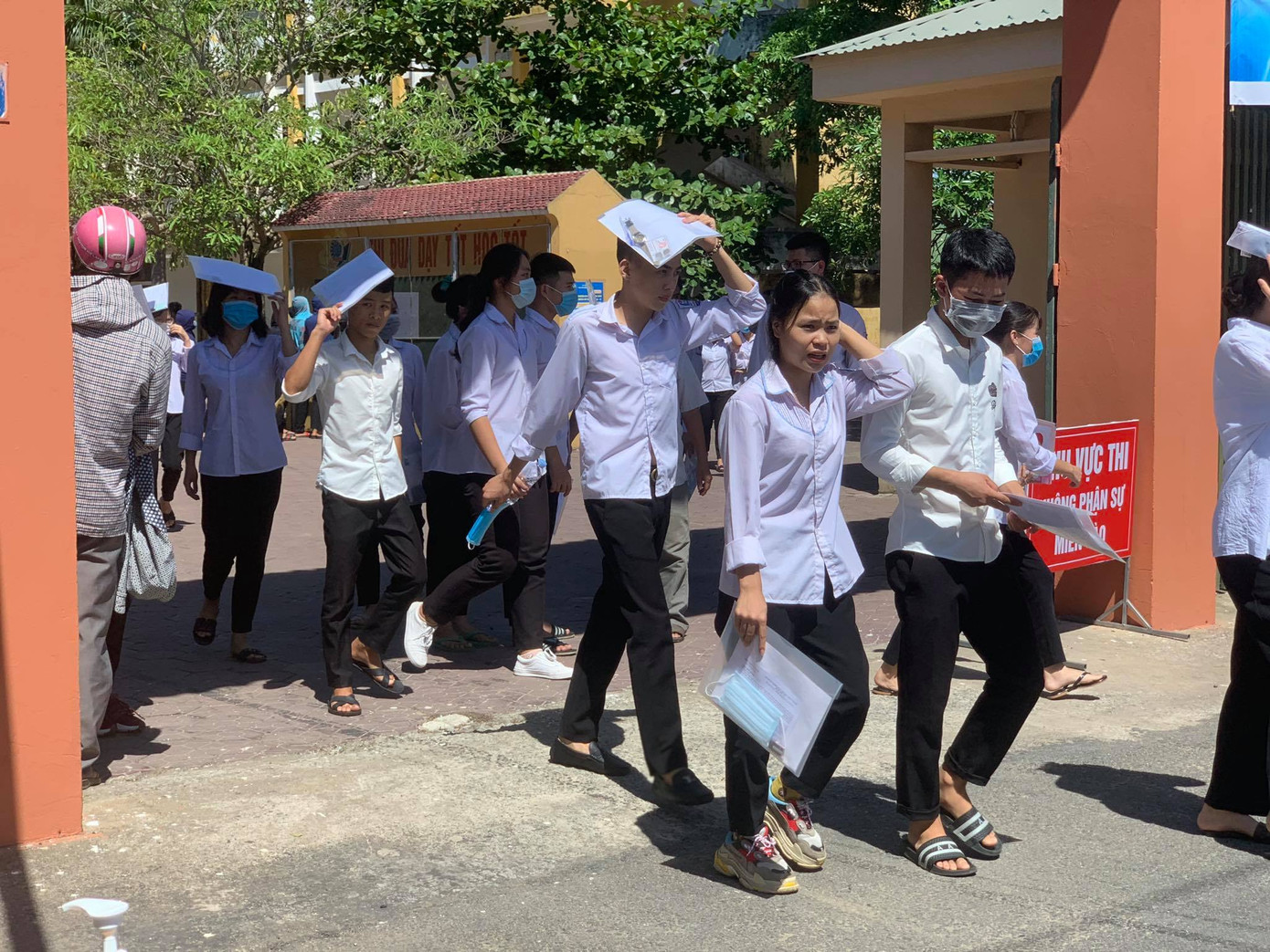 Thí sinh thi xong môn Toán THPT: Đề không bất ngờ, cập nhật giải đề tại đây ảnh 3