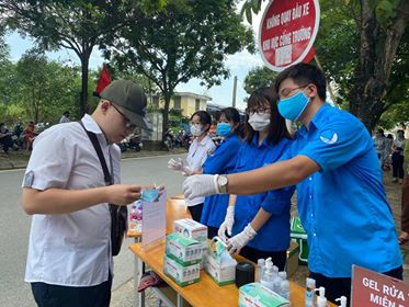 Gần 900.000 sỹ tử khẩu trang kín bưng làm thủ tục thi tốt nghiệp THPT ảnh 69