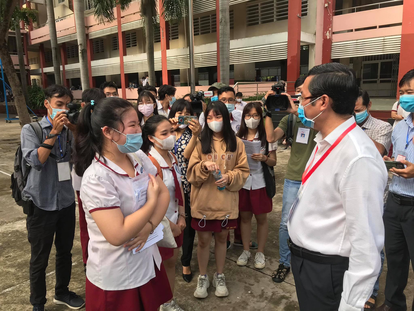 Gần 900.000 sỹ tử chính thức vượt vũ môn: Cập nhật giải đề môn Ngữ Văn THPT ảnh 80