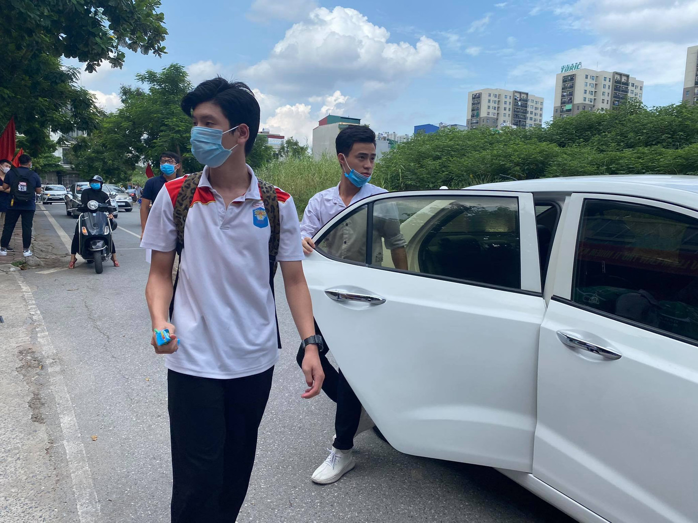 Gần 900.000 sỹ tử khẩu trang kín bưng làm thủ tục thi tốt nghiệp THPT ảnh 66