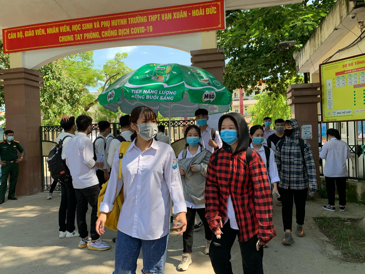 Gần 900.000 sỹ tử khẩu trang kín bưng làm thủ tục thi tốt nghiệp THPT ảnh 35