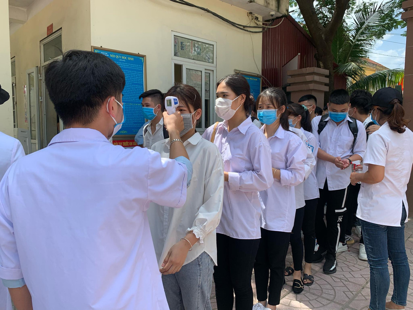 Gần 900.000 sỹ tử khẩu trang kín bưng làm thủ tục thi tốt nghiệp THPT ảnh 77