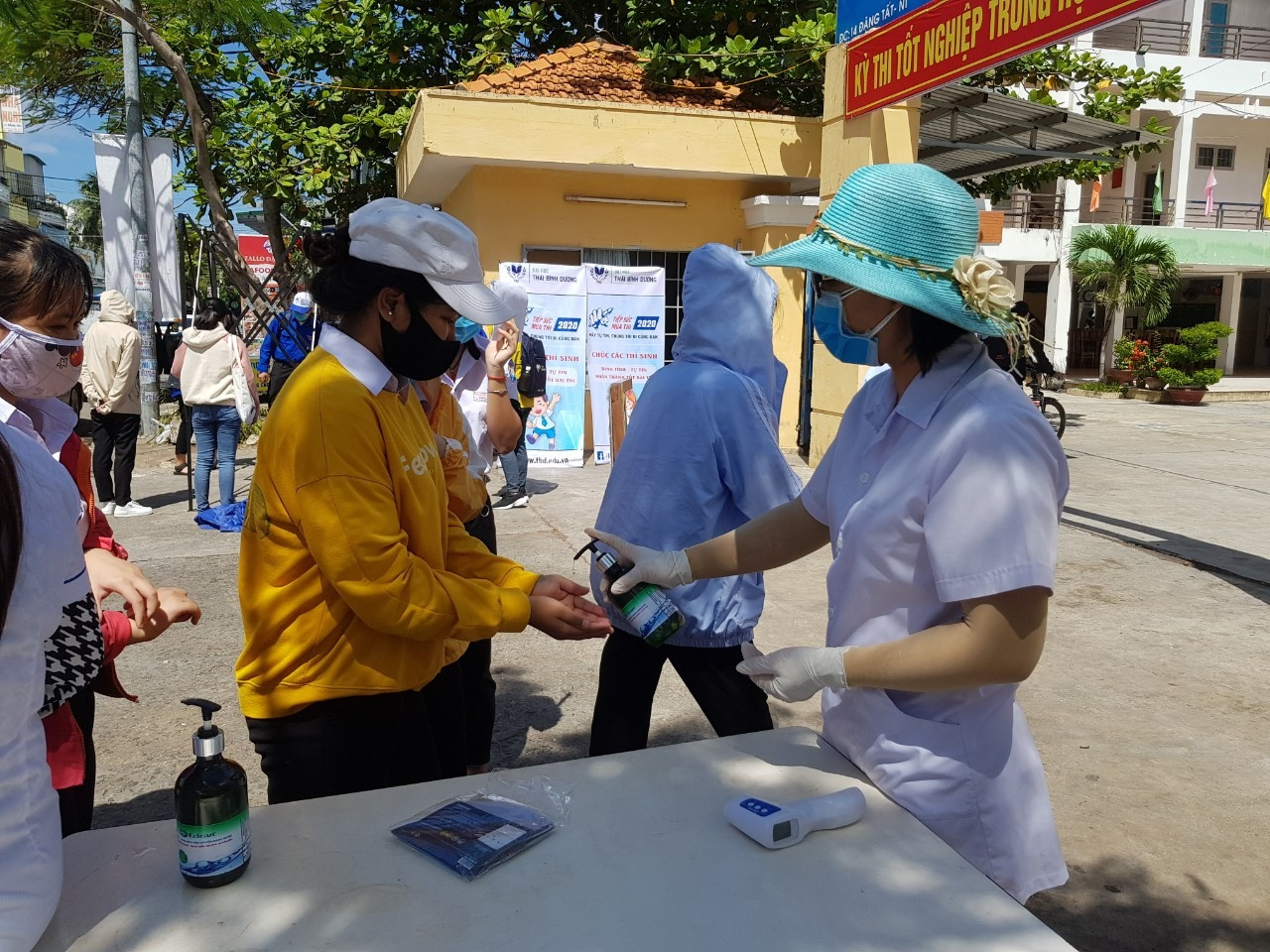 Gần 900.000 sỹ tử khẩu trang kín bưng làm thủ tục thi tốt nghiệp THPT ảnh 38