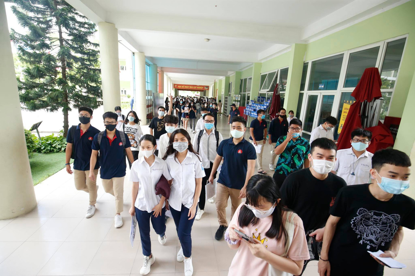 Gần 900.000 sỹ tử khẩu trang kín bưng làm thủ tục thi tốt nghiệp THPT ảnh 53