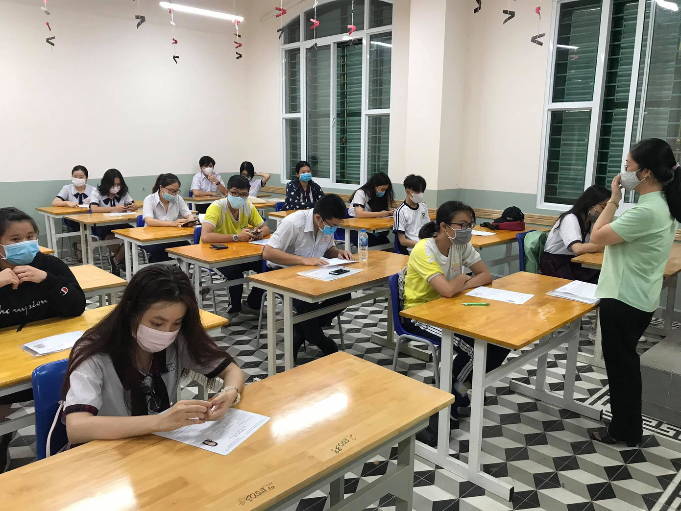 Gần 900.000 sỹ tử khẩu trang kín bưng làm thủ tục thi tốt nghiệp THPT ảnh 49