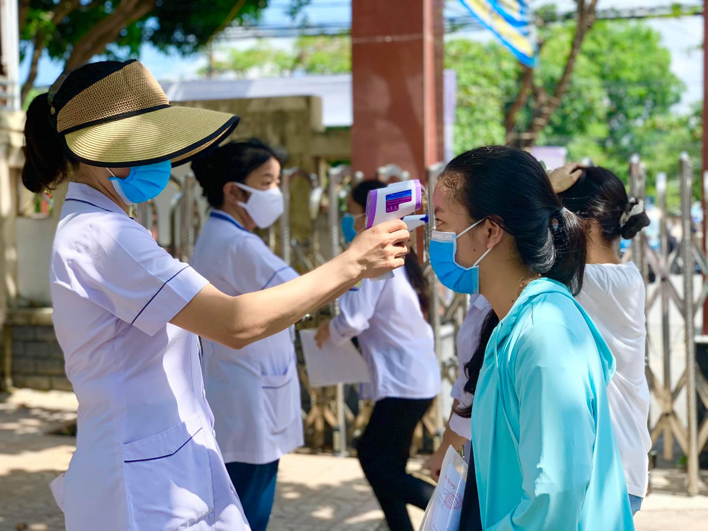 Gần 900.000 sỹ tử khẩu trang kín bưng làm thủ tục thi tốt nghiệp THPT ảnh 61