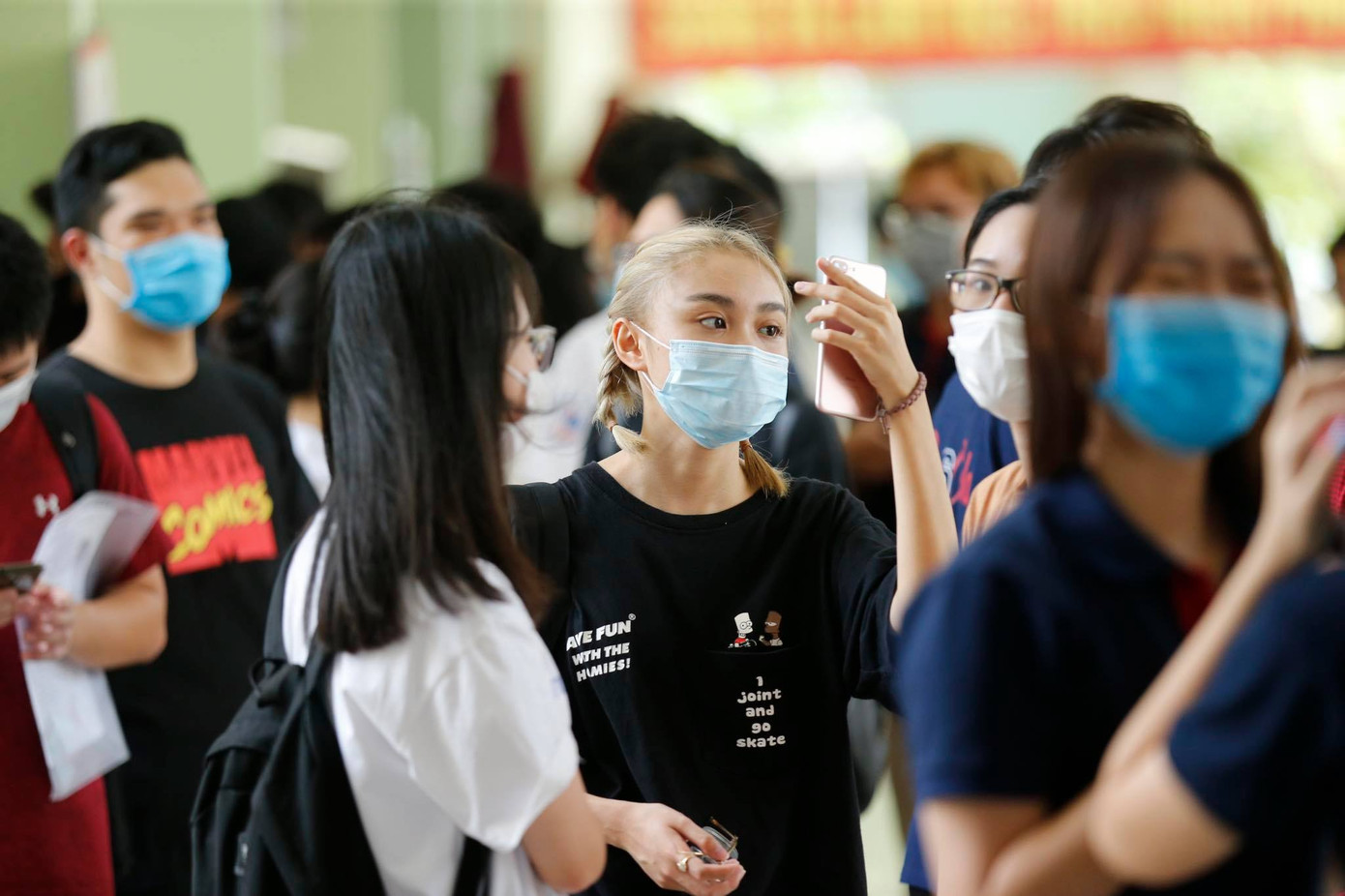 Gần 900.000 sỹ tử khẩu trang kín bưng làm thủ tục thi tốt nghiệp THPT ảnh 52