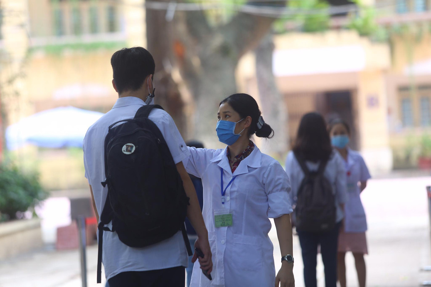 Gần 900.000 sỹ tử khẩu trang kín bưng làm thủ tục thi tốt nghiệp THPT ảnh 84