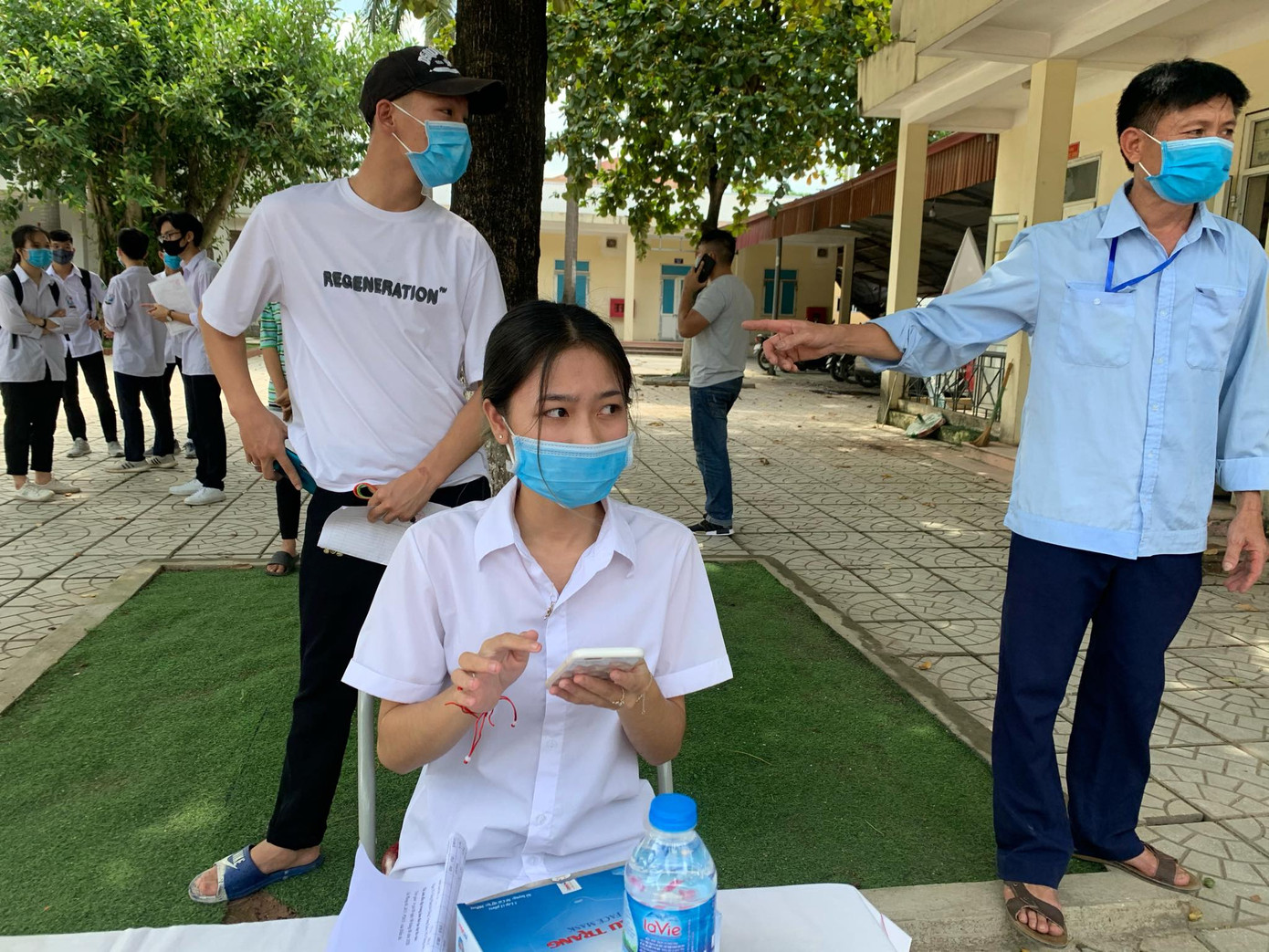 Gần 900.000 sỹ tử khẩu trang kín bưng làm thủ tục thi tốt nghiệp THPT ảnh 79