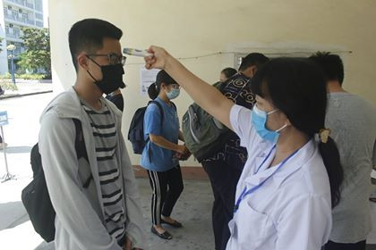 Gần 900.000 sỹ tử khẩu trang kín bưng làm thủ tục thi tốt nghiệp THPT ảnh 39