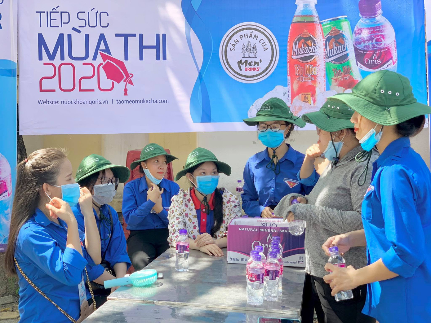 Gần 900.000 sỹ tử khẩu trang kín bưng làm thủ tục thi tốt nghiệp THPT ảnh 64