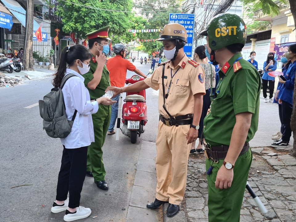 Cập nhật đề, đáp án thi tốt nghiệp THPT sáng nay ảnh 56