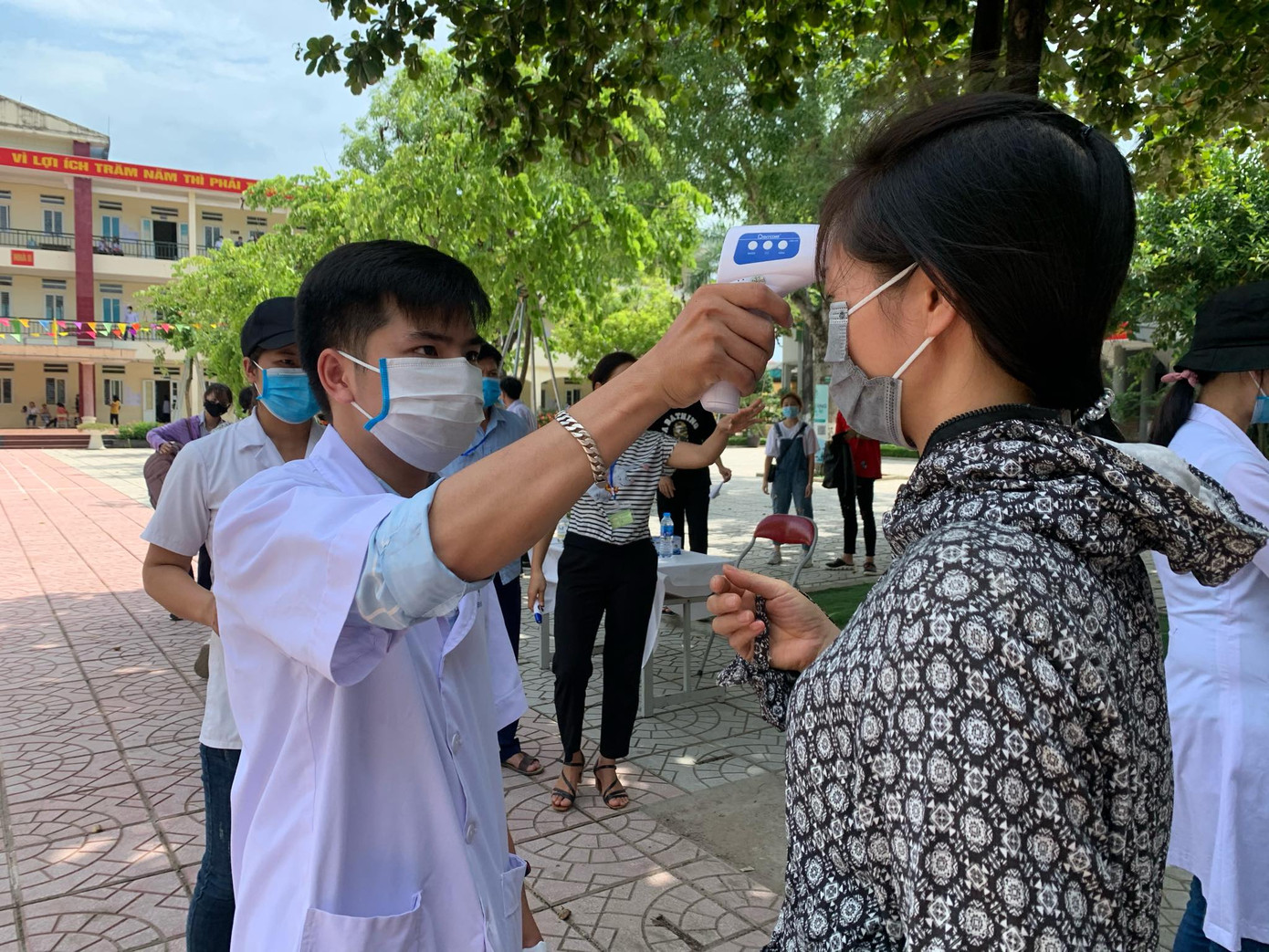 Gần 900.000 sỹ tử khẩu trang kín bưng làm thủ tục thi tốt nghiệp THPT ảnh 78