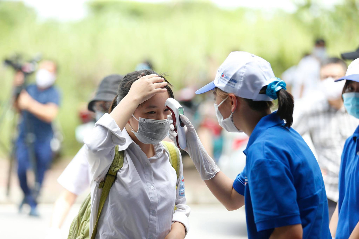 Gần 900.000 sỹ tử khẩu trang kín bưng làm thủ tục thi tốt nghiệp THPT ảnh 54