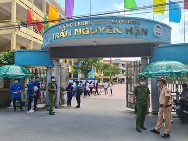 Gần 900.000 sỹ tử khẩu trang kín bưng làm thủ tục thi tốt nghiệp THPT ảnh 42