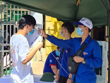 Gần 900.000 sỹ tử khẩu trang kín bưng làm thủ tục thi tốt nghiệp THPT ảnh 43