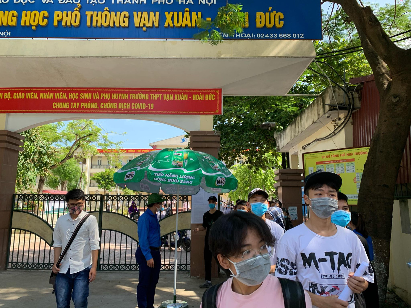 Gần 900.000 sỹ tử khẩu trang kín bưng làm thủ tục thi tốt nghiệp THPT ảnh 36