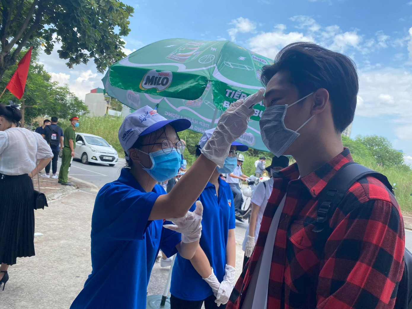 Gần 900.000 sỹ tử khẩu trang kín bưng làm thủ tục thi tốt nghiệp THPT ảnh 67