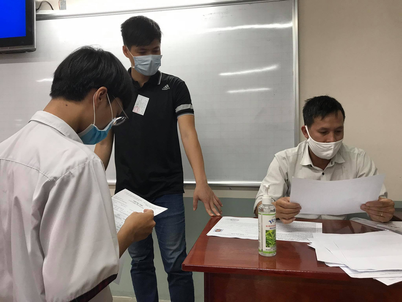 Gần 900.000 sỹ tử khẩu trang kín bưng làm thủ tục thi tốt nghiệp THPT ảnh 48