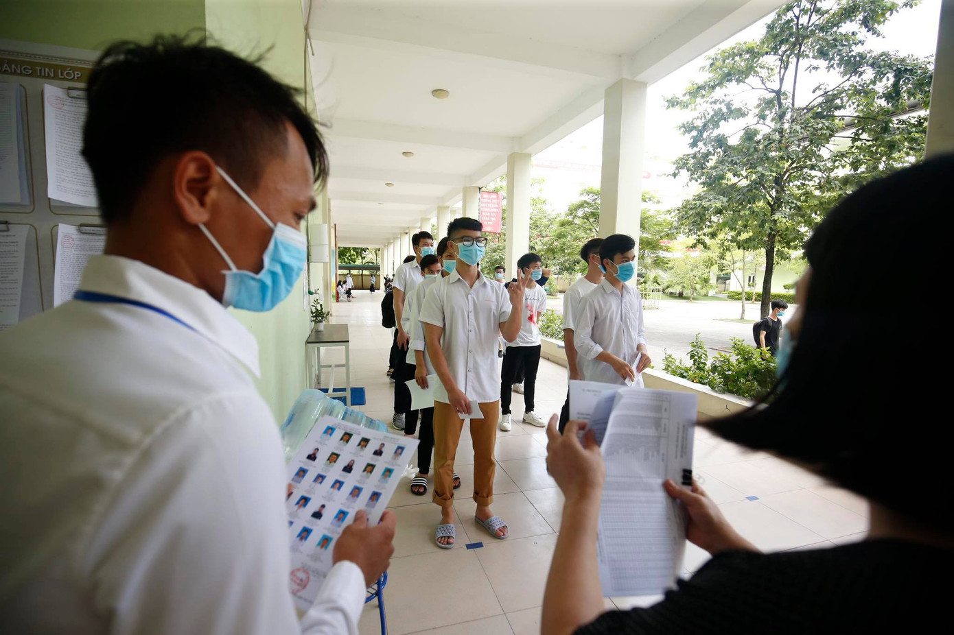 Gần 900.000 sỹ tử khẩu trang kín bưng làm thủ tục thi tốt nghiệp THPT ảnh 57