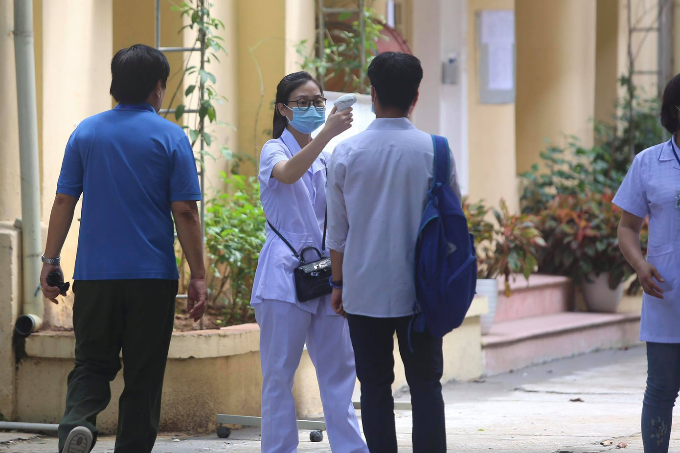 Gần 900.000 sỹ tử khẩu trang kín bưng làm thủ tục thi tốt nghiệp THPT ảnh 85