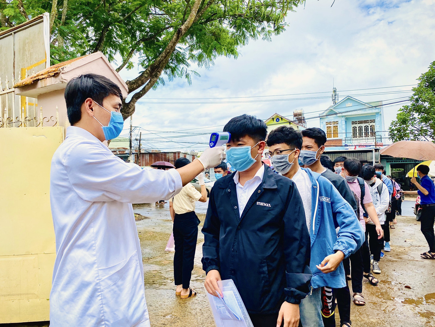 Thí sinh thi xong môn Toán THPT: Đề không bất ngờ, cập nhật giải đề tại đây ảnh 55