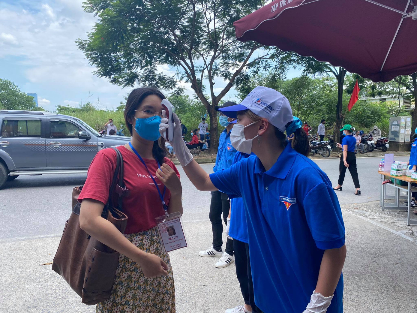 Gần 900.000 sỹ tử khẩu trang kín bưng làm thủ tục thi tốt nghiệp THPT ảnh 68