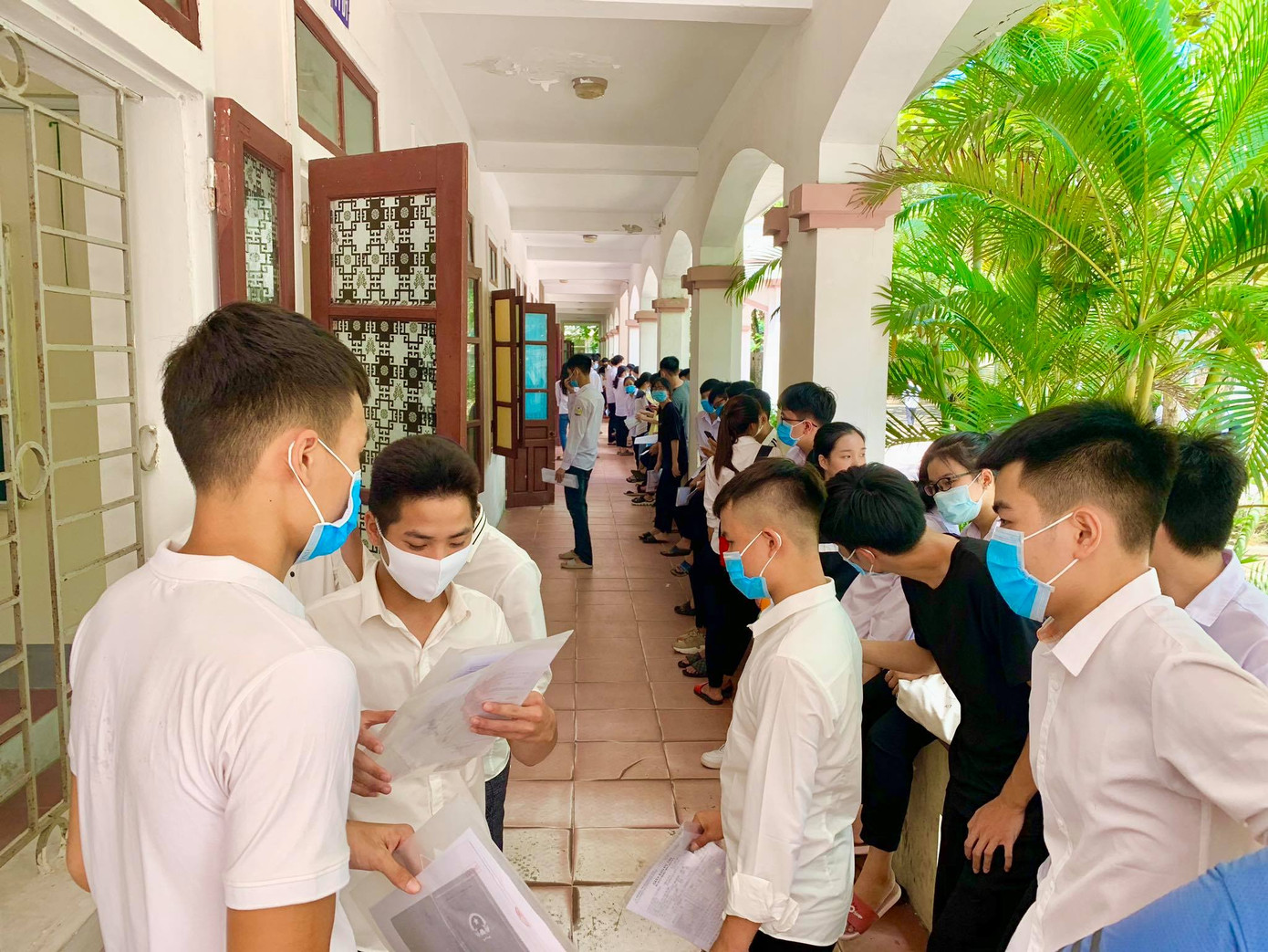 Gần 900.000 sỹ tử khẩu trang kín bưng làm thủ tục thi tốt nghiệp THPT ảnh 65