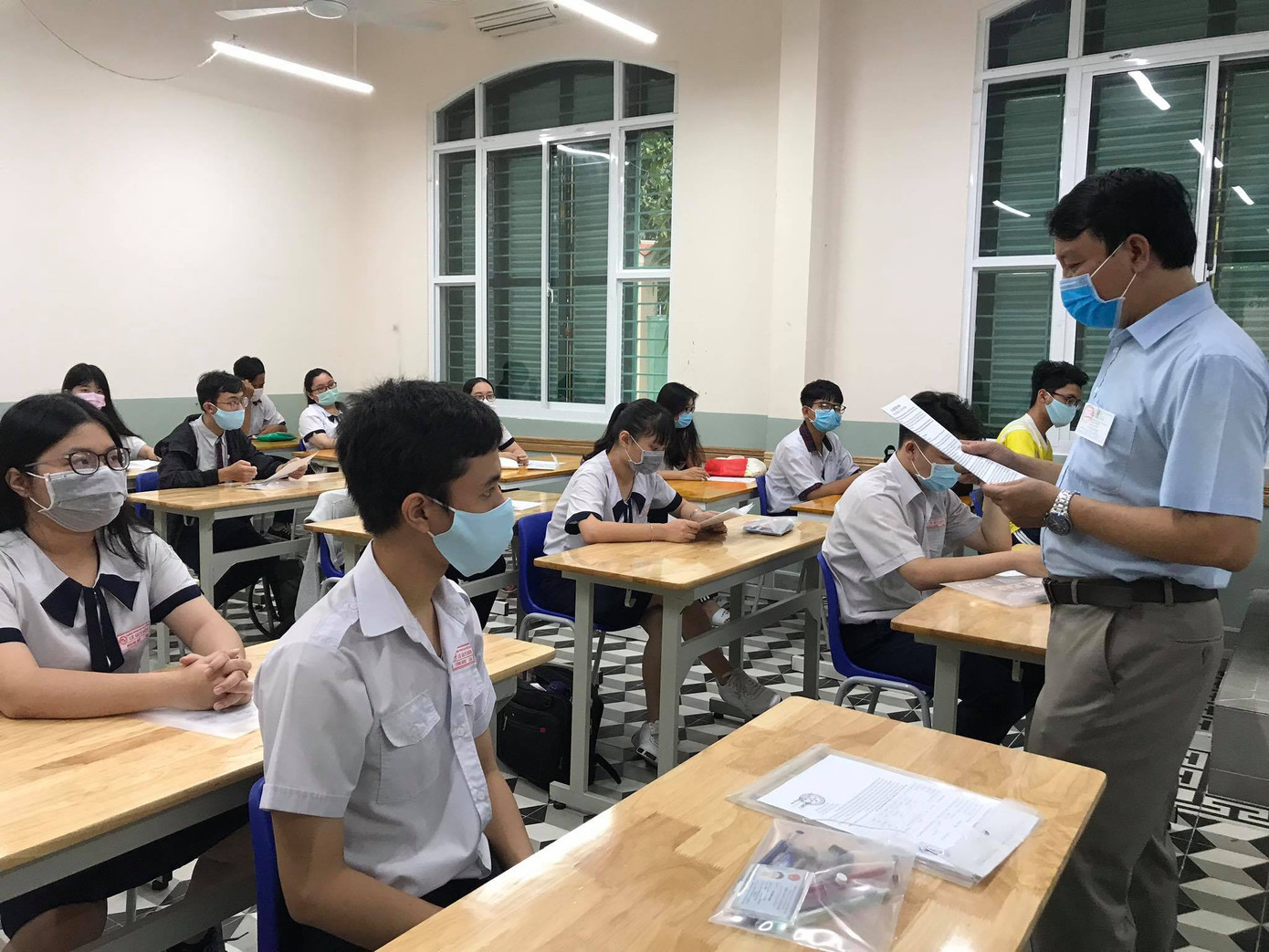 Một thí sinh gãy chân, được bạn bế rời điểm thi sau giờ làm bài Ngữ văn ảnh 19