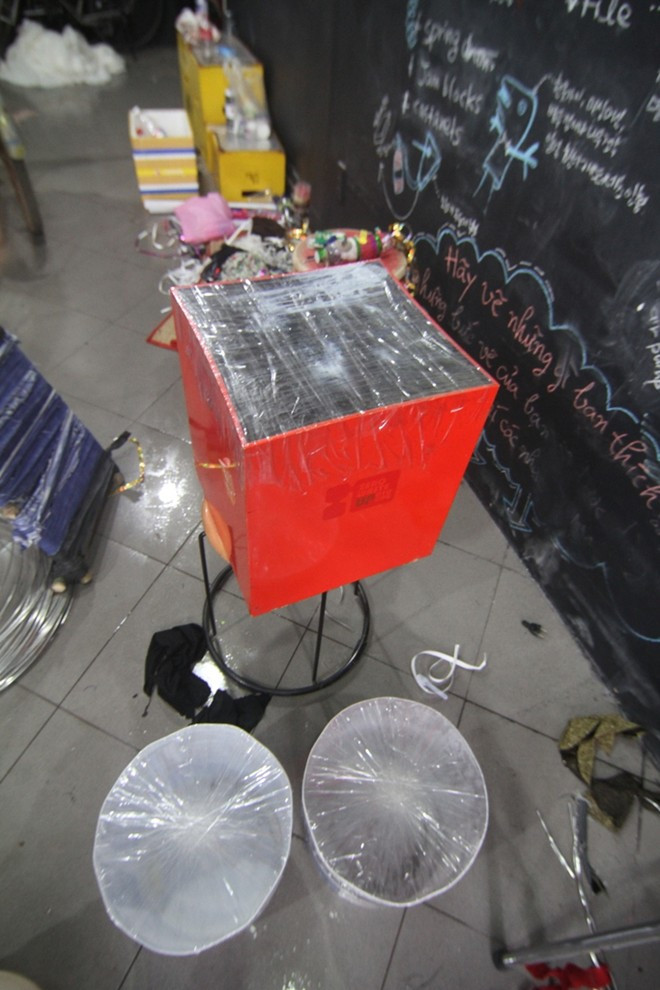 Trống (Tape drums) được làm bằng thùng sơn, băng keo..