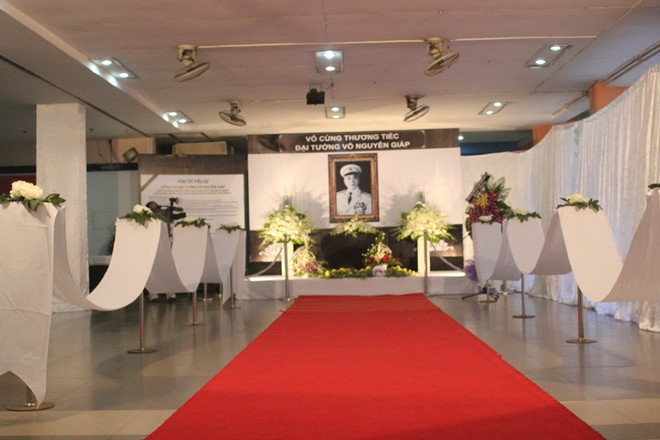 Các hoạt động tại nhà văn hóa Thanh Niên TP.HCM đều tạm dừng. Thành đoàn thành phố đã lập không gian, di ảnh tưởng niệm Đại tướng Võ Nguyên Giáp tại vị trí trang trọng từ 12h trưa nay 