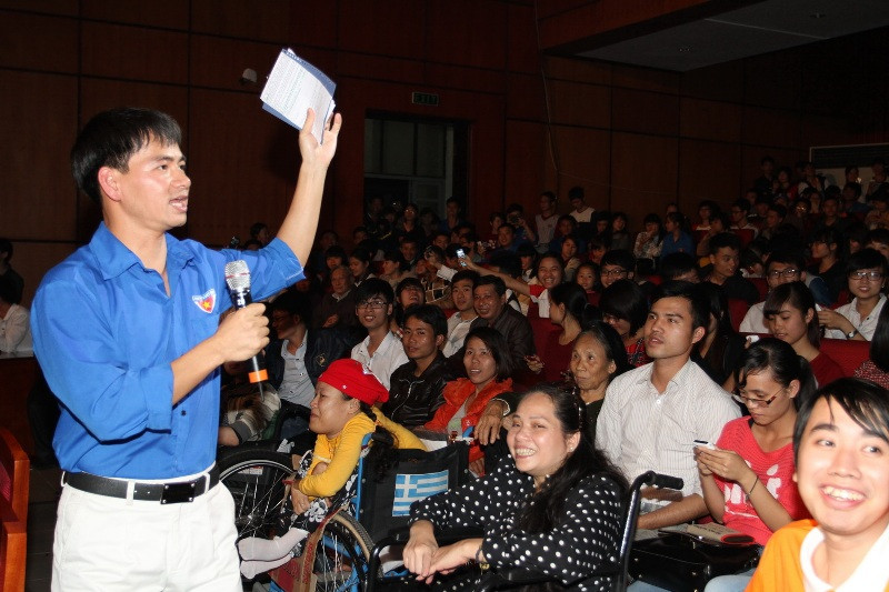 Nghệ sĩ hài Xuân Bắc, MC của chương trình hướng dẫn các bạn trẻ vào các trang web của chương trình