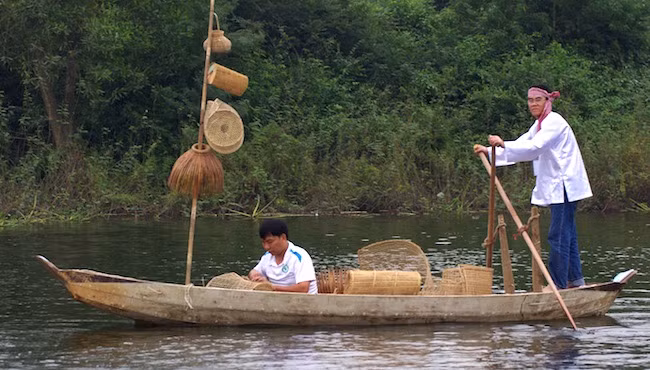 Đặc trưng của thuyền buôn bán trên sông nước miền Tây là những chiếc gậy tre có treo món hàng mà thuyền đó bán