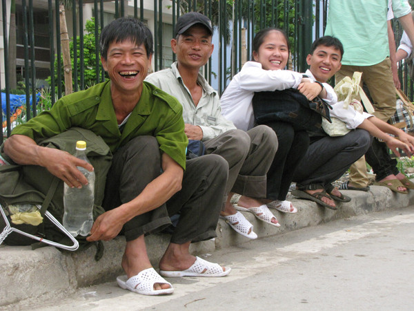 Chú Dư, chú Nam đưa con lên Hà Nội thi đại học. Ảnh: Trường Phong