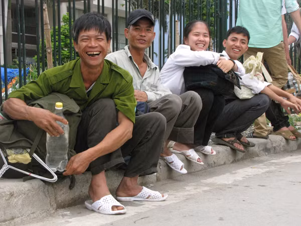 Chú Dư, chú Nam đưa con lên Hà Nội thi đại học. Ảnh: Trường Phong