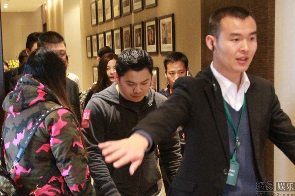 Triệu Vy tăng cân, lộ cằm mỡ trông thấy ảnh 7