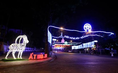 Tết Việt Online: Khắp nơi tưng bừng đón năm mới ảnh 53