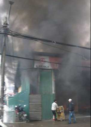 Hà Nội: Cháy lớn thiêu rụi gara ôtô ảnh 2