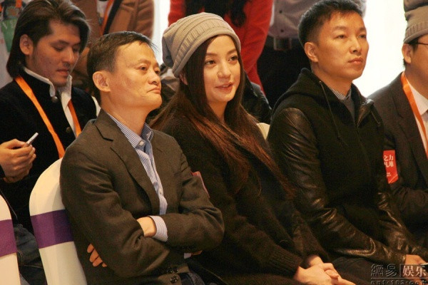 Triệu Vy tăng cân, lộ cằm mỡ trông thấy ảnh 2