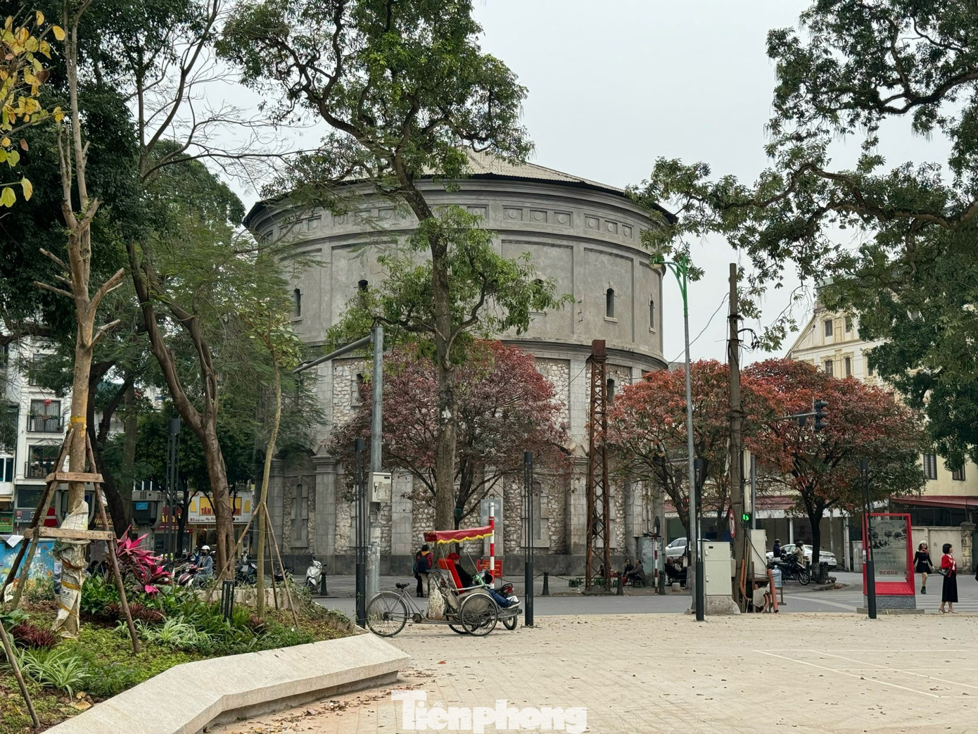 Nhằm tăng công năng sử dụng, giúp nâng cao cảnh quan đô thị, UBND quận Ba Đình tiến hành cải tạo Vườn hoa Vạn Xuân từ cuối năm 2023. Cho đến nay, dự án đang trong quá trình hoàn thiện với tổng số vốn đầu tư khoảng 14 tỷ đồng.